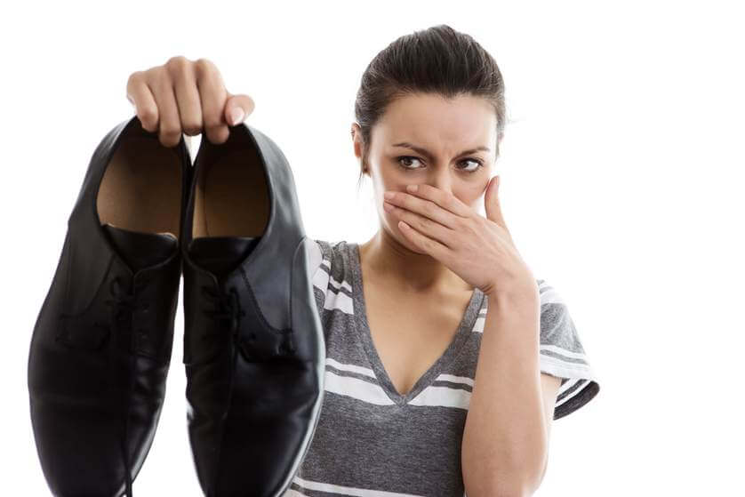 Mách bạn cách khử mùi hôi giày cực đơn giản và hiệu quả