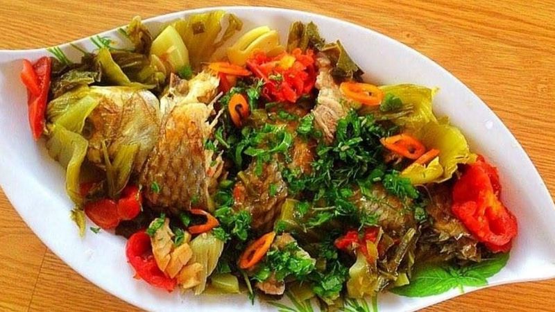 Cá chép om dưa có vị chua thanh, thịt cá mềm ngọt và rất hợp ăn cùng cơm nóng hoặc bún.