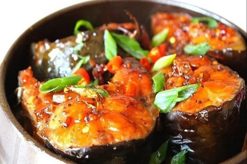 Cá chép kho riềng đậm đà, thơm mùi riềng và là món ăn rất đưa cơm trong bữa gia đình.