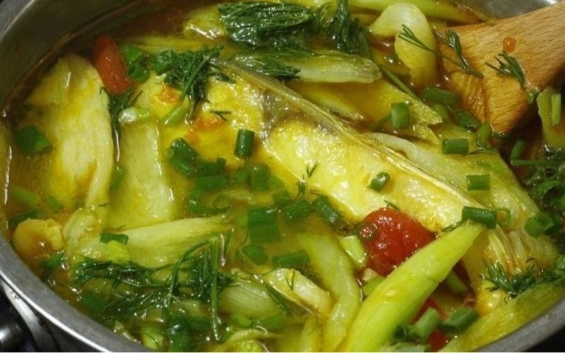 Canh chua cá chép có vị chua dịu, thanh mát, phù hợp cho những bữa ăn nhẹ nhàng ngày nóng.