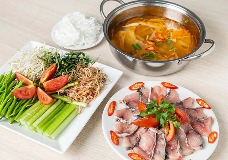 Lẩu cá chép giòn nóng hổi, nước dùng chua thanh, thích hợp cho bữa ăn gia đình hoặc buổi tụ họp cuối tuần.