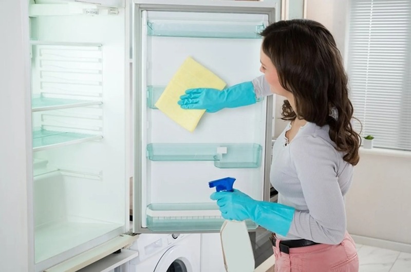 Vệ sinh định kỳ: lau vết bẩn ngay, kiểm tra thực phẩm mỗi tuần, tổng vệ sinh 1 tháng/lần.