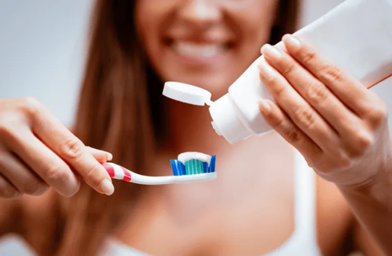 Đánh răng đúng cách ít nhất 2 lần mỗi ngày giúp loại bỏ thức ăn thừa, mảng bám và hạn chế vi khuẩn gây mùi trong khoang miệng.