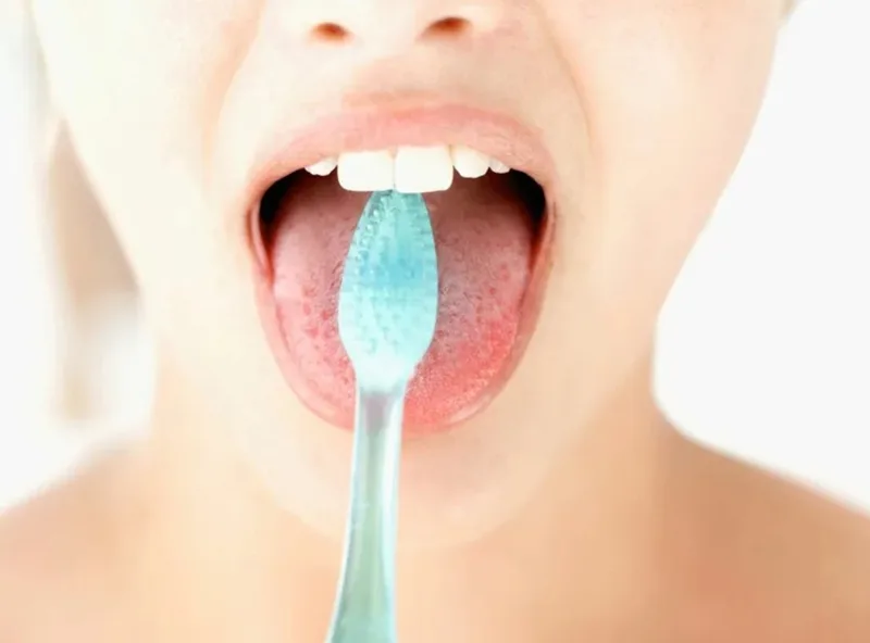 Cạo lưỡi nhẹ nhàng mỗi ngày giúp loại bỏ lớp bẩn, tế bào chết và vi khuẩn tích tụ trên bề mặt lưỡi, từ đó hỗ trợ giảm hơi thở có mùi.