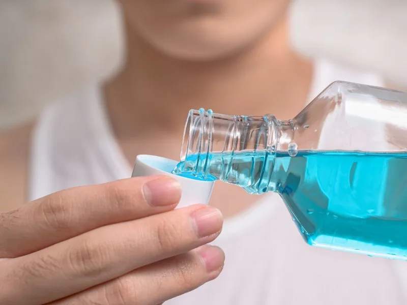 Nước súc miệng có thể hỗ trợ làm sạch khoang miệng và giảm mùi tạm thời, nhưng cần kết hợp với đánh răng, chỉ nha khoa và cạo lưỡi để đạt hiệu quả lâu dài.
