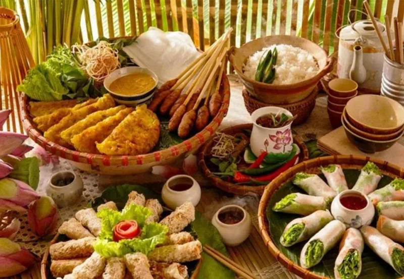 Ẩm thực Đà Nẵng hấp dẫn nhờ vị đậm đà, nhiều rau sống, nước chấm đặc trưng và cách ăn dân dã.