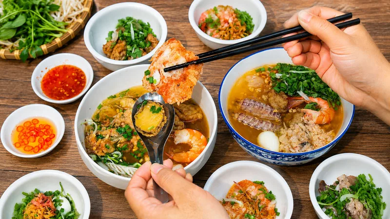 Buổi sáng ở Đà Nẵng rất hợp để thưởng thức mì Quảng, bún chả cá hoặc bánh canh nóng hổi.